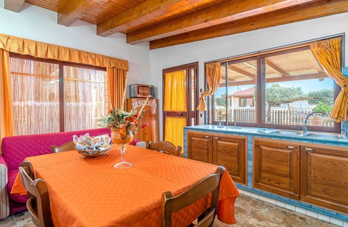 Noto Marina Apartment | Apartment 'In Villa Luana' with Mountain View, Wi-Fi and Air Conditioning