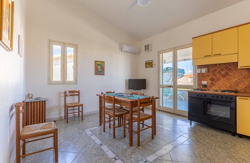 Casuzze Apartment | Apartment 'Vista Mare' with Sea View, Wi-Fi and Air Conditioning
