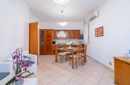 Marina di Ragusa Apartment | Apartment 'La Casa Di Rosa' with Private Terrace and Wi-Fi
