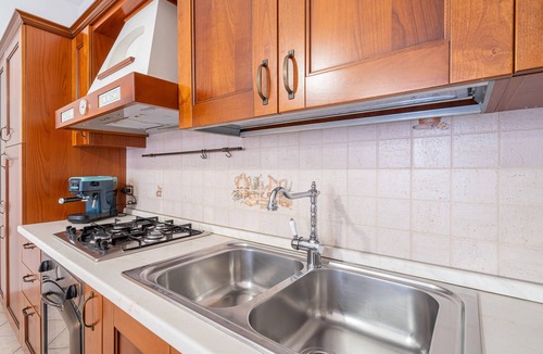 Marina di Ragusa Apartment | Apartment 'La Casa Di Rosa' with Private Terrace and Wi-Fi