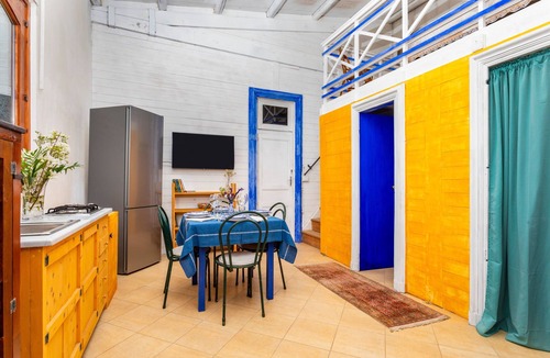 Aci San Filippo Apartment | Apartment 'La Casa Del Fico D'india - Blu' with Shared Garden, Wi-Fi and Air Conditioning