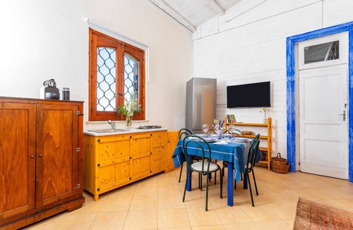 Aci San Filippo Apartment | Apartment 'La Casa Del Fico D'india - Blu' with Shared Garden, Wi-Fi and Air Conditioning