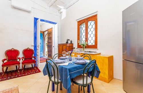 Aci San Filippo Apartment | Apartment 'La Casa Del Fico D'india - Blu' with Shared Garden, Wi-Fi and Air Conditioning