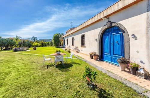 Aci San Filippo Apartment | Apartment 'La Casa Del Fico D'india - Blu' with Shared Garden, Wi-Fi and Air Conditioning