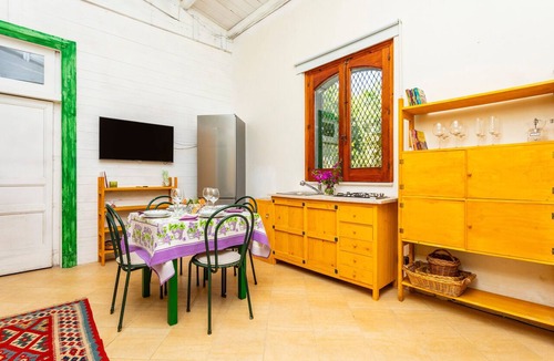 Aci San Filippo Apartment | Apartment 'La Casa Del Fico D'india - Verde' with Shared Garden, Wi-Fi and Air Conditioning