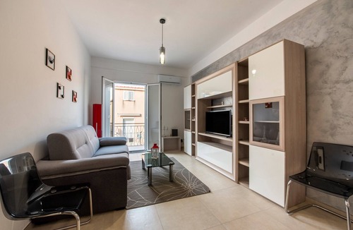Lascari Apartment | Apartment 'La Casa Del Cuore' with Mountain View, Wi-Fi and Air Conditioning