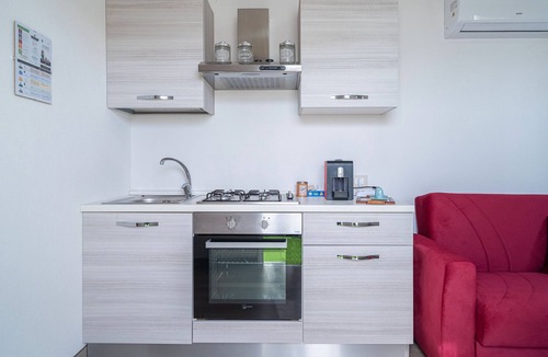 Ognina Apartment | Apartment 'La Rossa' with Private Terrace, Wi-Fi and Air Conditioning