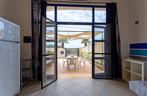 Porto Palo Apartment | Apartment 'Lara Piano Terra Sul Lungomare' with Wi-Fi and Air Conditioning