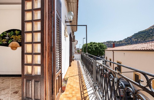 Mondello Apartment | Apartment 'Large Martini' with Mountain View, Wi-Fi and Air Conditioning