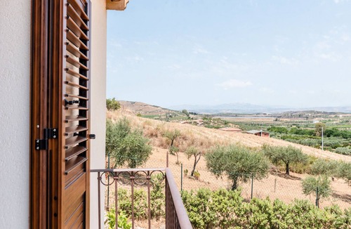 Montallegro Apartment | Apartment 'Le 3 Rose - Alba' with Lake View, Wi-Fi and Air Conditioning