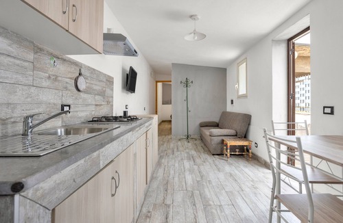 Pozzillo Apartment | Apartment "Letizia House" close to the Sea with Garden & Wi-Fi