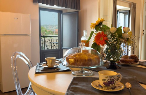 Aci Bonaccorsi Apartment | Apartment 'Lo Sguardo Dell'Etna' with Mountain View, Wi-Fi and Air Conditioning