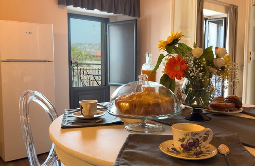 Aci Bonaccorsi Apartment | Apartment 'Lo Sguardo Dell'Etna' with Mountain View, Wi-Fi and Air Conditioning