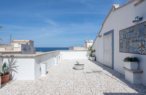 Isola delle Femmine Apartment | Apartment 'Matilde' with Shared Terrace, Wi-Fi and Air Conditioning