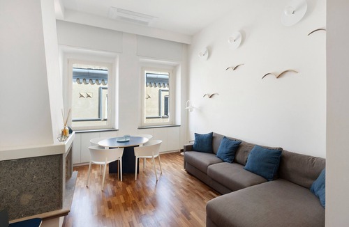 Santa Lucia Apartment | Apartment 'Moderno Appartamento Vista Mare' with Sea View, Wi-Fi and Air Conditioning