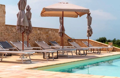 Vittoria Apartment | Apartment 'N8' with Shared Pool, Balcony and Air Conditioning