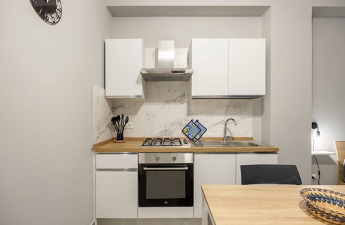 Casteldaccia Apartment | Apartment 'Naurra' with Balcony and Air Conditioning