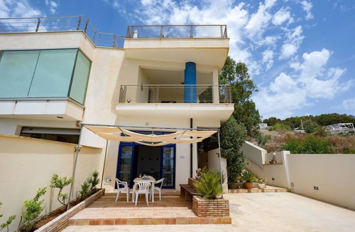 Porto Palo Apartment | Apartment 'Nausica Con Vista Mare Laterale' with Sea View, Wi-Fi and Air Conditioning