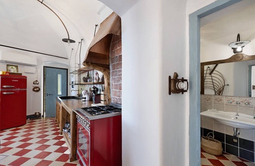 Varigotti Apartment | Apartment 'Nespolo' with Sea View, Wi-Fi and Air Conditioning