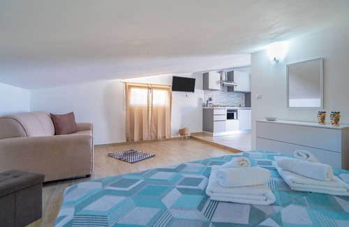 Fontane Bianche Apartment | Apartment 'Nord In Villa Sele' with Shared Pool, Wi-Fi and Air Conditioning