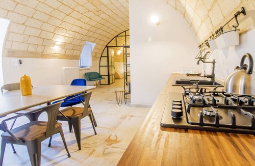 Giuggianello Apartment | Apartment 'Oikia Giuggianello Le Bey Norma' in Puglia with Wi-Fi, A/C & Shared Garden