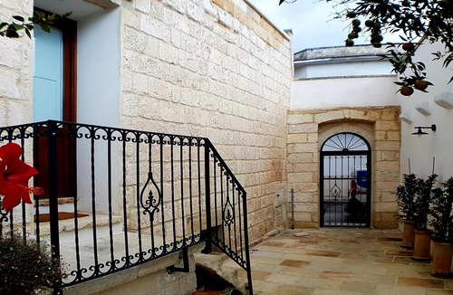 Giuggianello Apartment | Apartment 'Oikia Giuggianello Le Bey Norma' in Puglia with Wi-Fi, A/C & Shared Garden