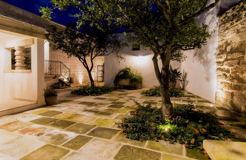 Giuggianello Apartment | Apartment 'Oikia Giuggianello Le Bey Norma' in Puglia with Wi-Fi, A/C & Shared Garden