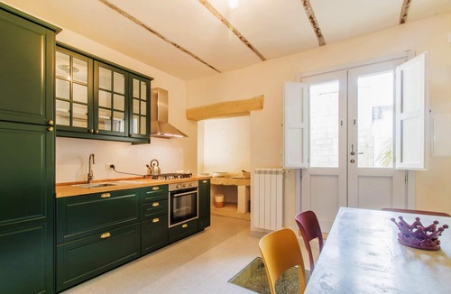 Giuggianello Apartment | Apartment 'Oikia Giuggianello Le Bey Fausta' in Puglia with Wi-Fi and Shared Garden