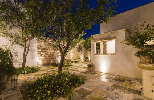 Giuggianello Apartment | Apartment 'Oikia Giuggianello Le Bey Fausta' in Puglia with Wi-Fi and Shared Garden