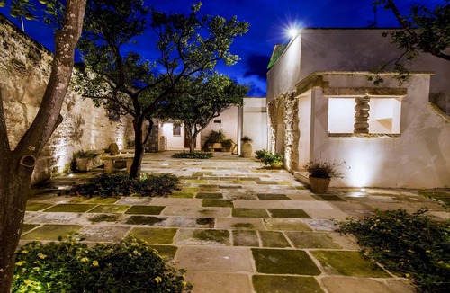 Giuggianello Apartment | Apartment 'Oikia Giuggianello Le Bey Fausta' in Puglia with Wi-Fi and Shared Garden