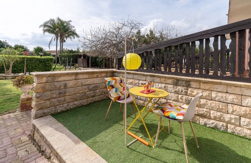 Arenella Apartment | Apartment 'Pathos Retreat Ulivo' with Shared Pool, Wi-Fi and Air Conditioning