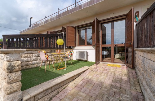 Arenella Apartment | Apartment 'Pathos Retreat Ulivo' with Shared Pool, Wi-Fi and Air Conditioning