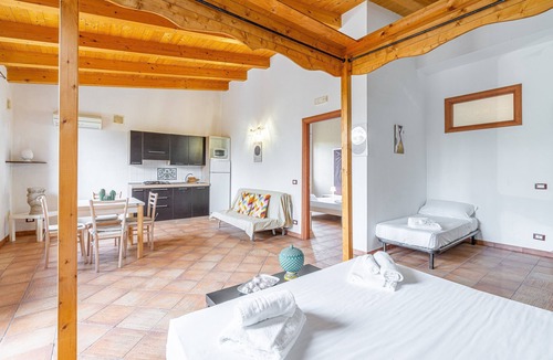 Arenella Apartment | Apartment 'Pathos Retreat Limone' with Shared Pool, Wi-Fi and Air Conditioning