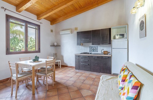 Arenella Apartment | Apartment 'Pathos Retreat Limone' with Shared Pool, Wi-Fi and Air Conditioning