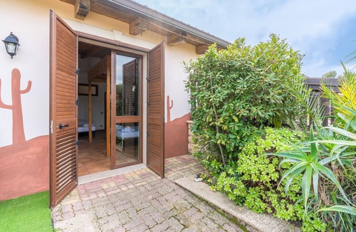 Arenella Apartment | Apartment 'Pathos Retreat Limone' with Shared Pool, Wi-Fi and Air Conditioning