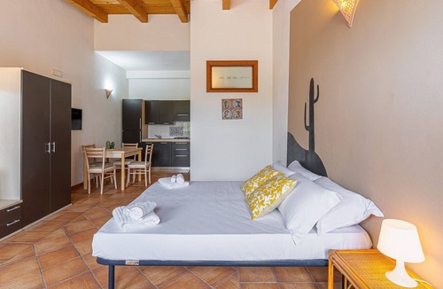 Arenella Apartment | Apartment 'Pathos Retreat Zagara' with Shared Pool, Wi-Fi and Air Conditioning