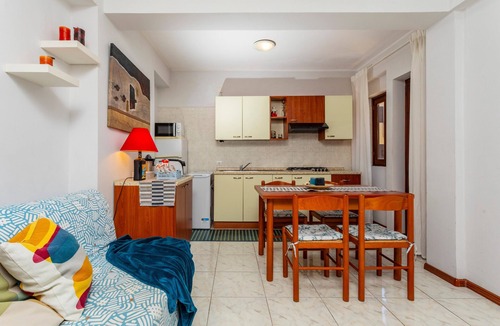 Fondachello Apartment | Apartment 'Petite Maison' with Shared Garden, Wi-Fi and Air Conditioning