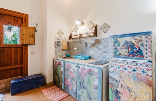 Custonaci Apartment | Apartment 'Pino' with Private Garden, Wi-Fi and Air Conditioning