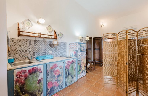 Custonaci Apartment | Apartment 'Pino' with Private Garden, Wi-Fi and Air Conditioning
