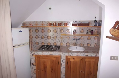 Lingua Apartment | Apartment 'Quadara - Il Rifugio' with Sea View, Private Terrace and Shared Garden