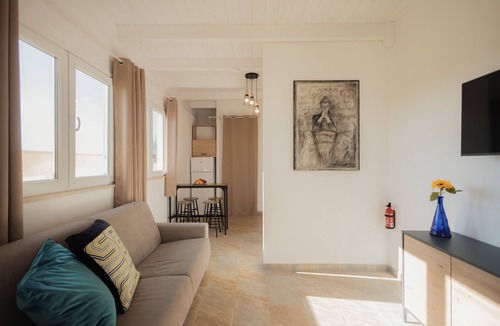 Torre Squillace Apartment | Apartment 'Scorci di Mare Mediterraneo' for 4 with Garden, Wi-Fi, Pet Friendly
