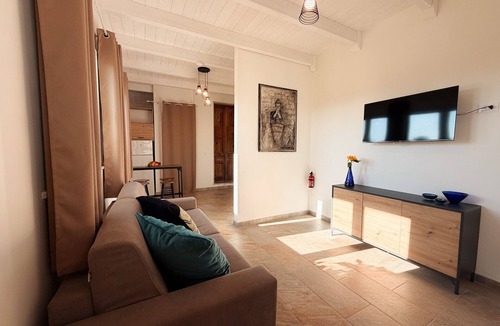 Torre Squillace Apartment | Apartment 'Scorci di Mare Mediterraneo' for 4 with Garden, Wi-Fi, Pet Friendly