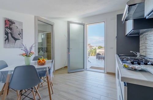 Fontane Bianche Apartment | Apartment 'Sud In Villa Sele' with Sea View, Wi-Fi and Air Conditioning