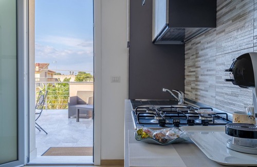 Fontane Bianche Apartment | Apartment 'Sud In Villa Sele' with Sea View, Wi-Fi and Air Conditioning