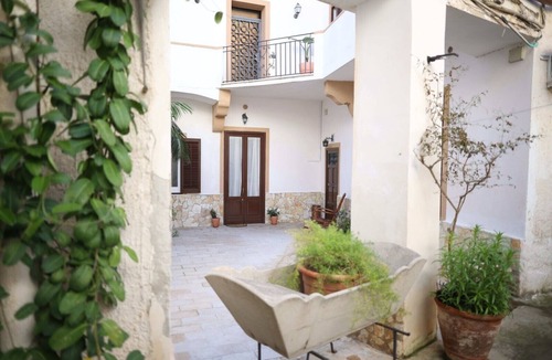 Marsala Apartment | Apartment 'Superior Il Cortiletto 21' with Shared Terrace, Wi-Fi and Air Conditioning