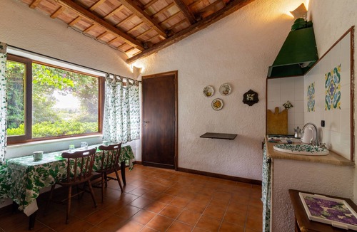 Porticalazzo Apartment | Apartment 'Tenuta Donna Vittoria Edera' with Mountain View, Wi-Fi and Air Conditioning
