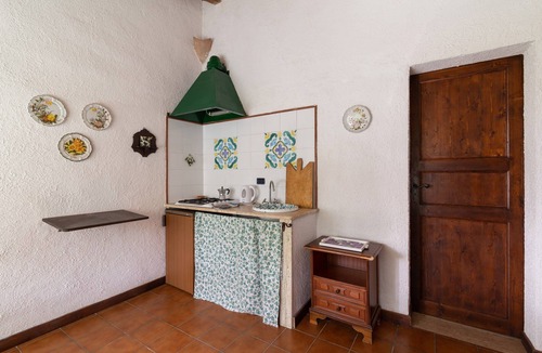 Porticalazzo Apartment | Apartment 'Tenuta Donna Vittoria Edera' with Mountain View, Wi-Fi and Air Conditioning