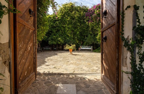 Porticalazzo Apartment | Apartment 'Tenuta Donna Vittoria Edera' with Mountain View, Wi-Fi and Air Conditioning