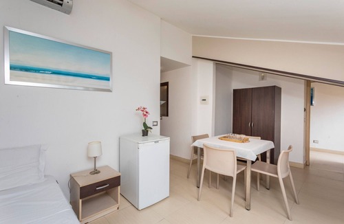 Villagonia Apartment | Apartment 'Terzo Piano 421/422' with Sea View, Wi-Fi and Air Conditioning