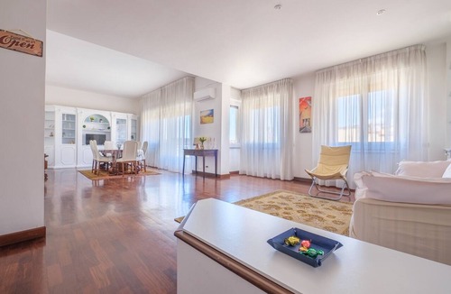 Reggio Calabria Apartment | Apartment 'Treviso 4' with Balcony and Air Conditioning